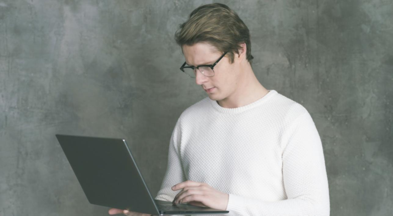 Ekspert prowadzący seminarium online dla uczestników z całej Polski